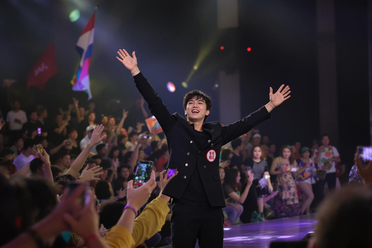 在线小视频影迷见面会圆满举行，万名粉丝热情参与